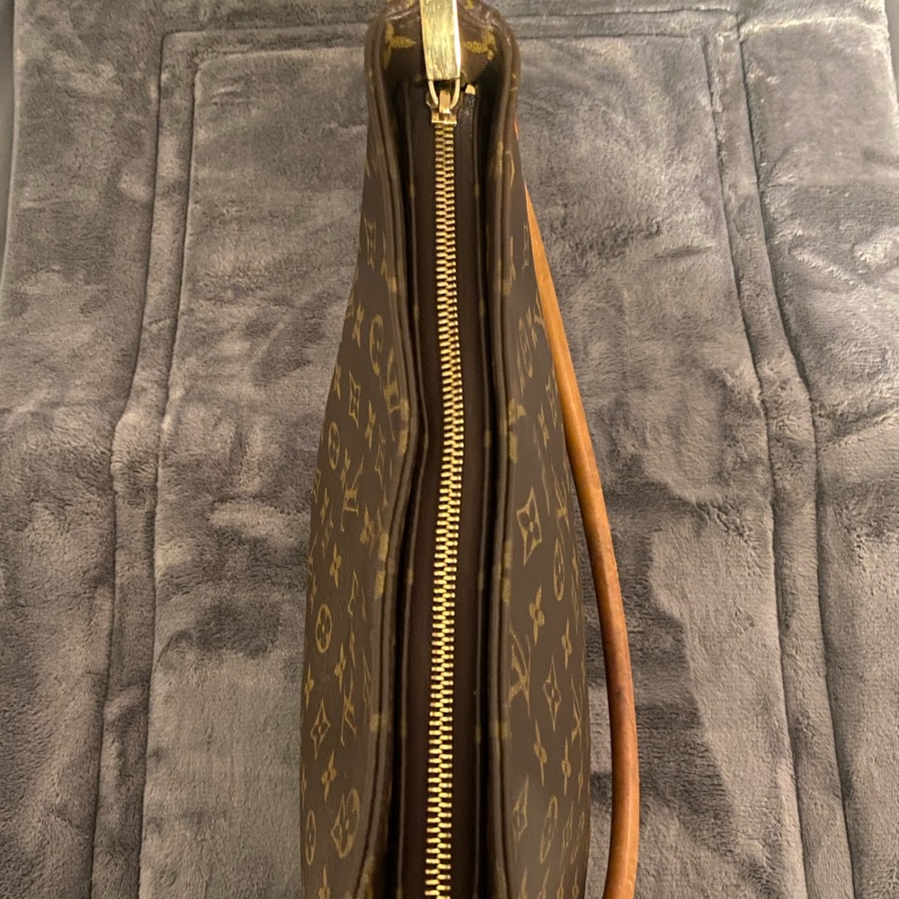 Authentic Louis Vuitton purse. Very gently used. Comes with dust cover - Picture 6 of 10